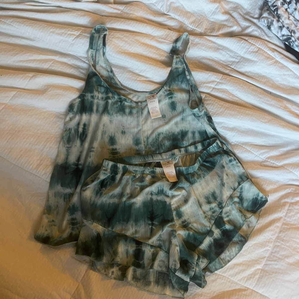 *Donating soon* Green tie dye Pjs
